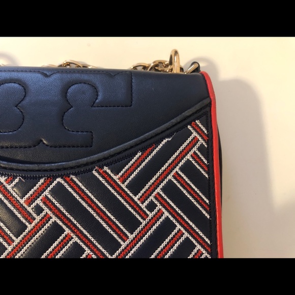 Tory Burch close up - Picture 1 of 2